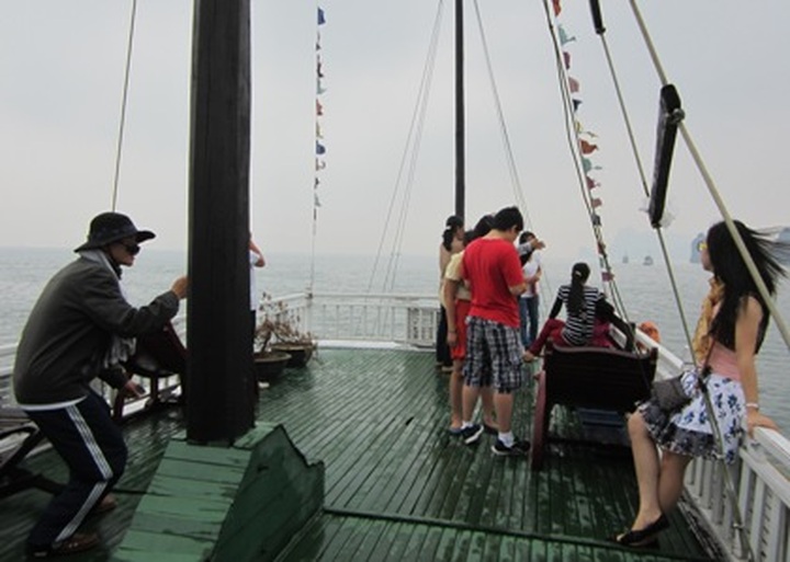 Halong Bay chaos threatens tourist safety - 1
