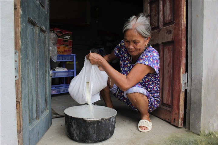 Residents in Hanoi’s flooded areas receive donations - 4 Residents in Hanoi’s flooded areas receive donations - 4