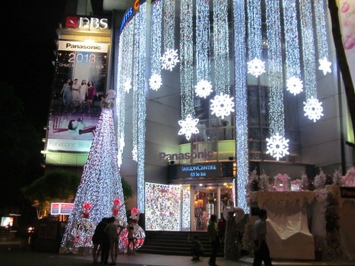 Boisterous Christmas atmosphere in HCM City - 6