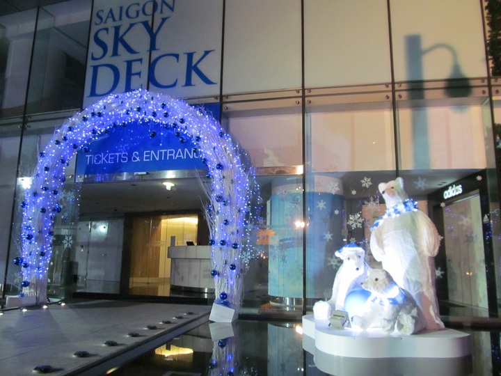 Boisterous Christmas atmosphere in HCM City - 13