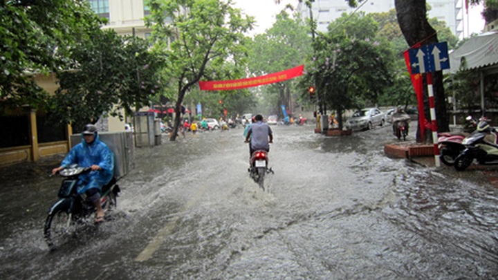 Early rain floods Hanoi - 1