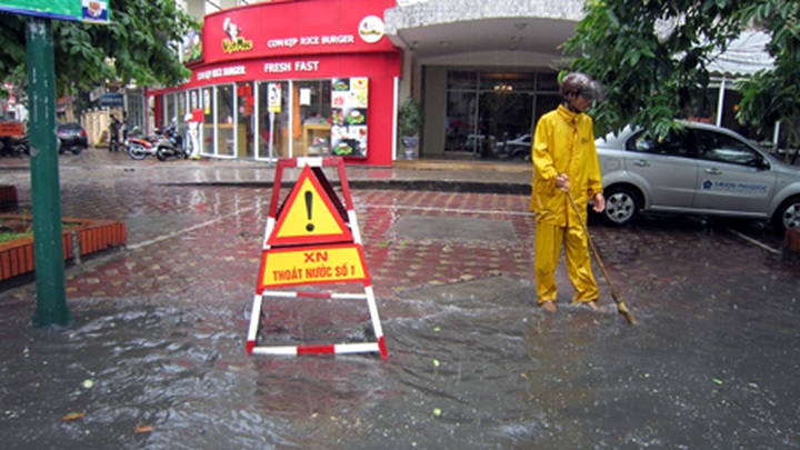 Early rain floods Hanoi - 2