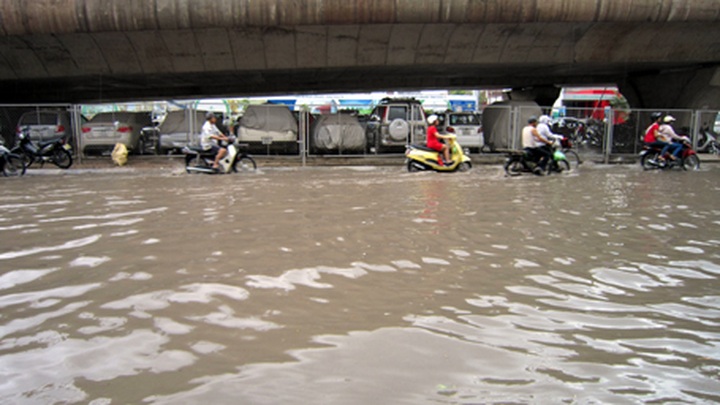 Early rain floods Hanoi - 3