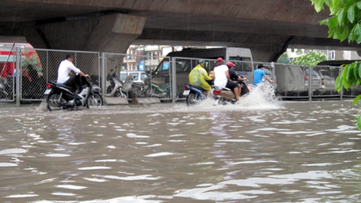 Early rain floods Hanoi - 4