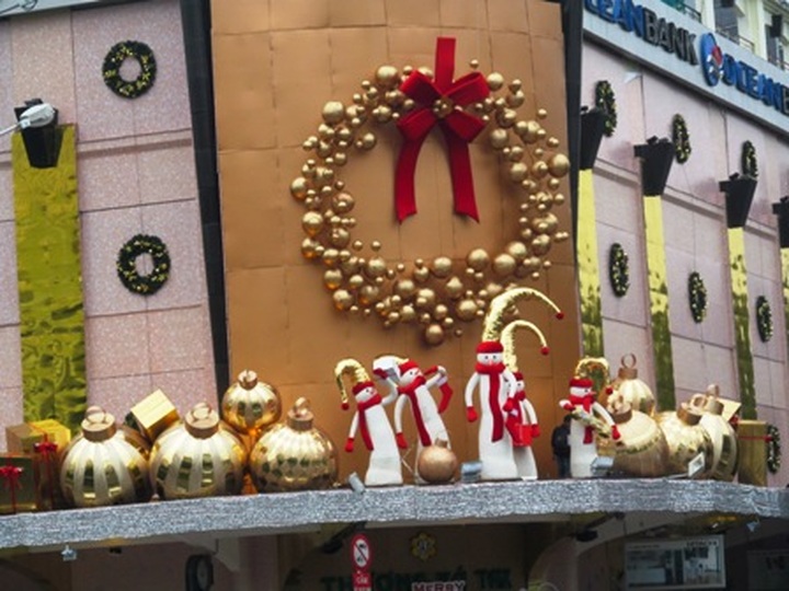 Boisterous Christmas atmosphere in HCM City - 1