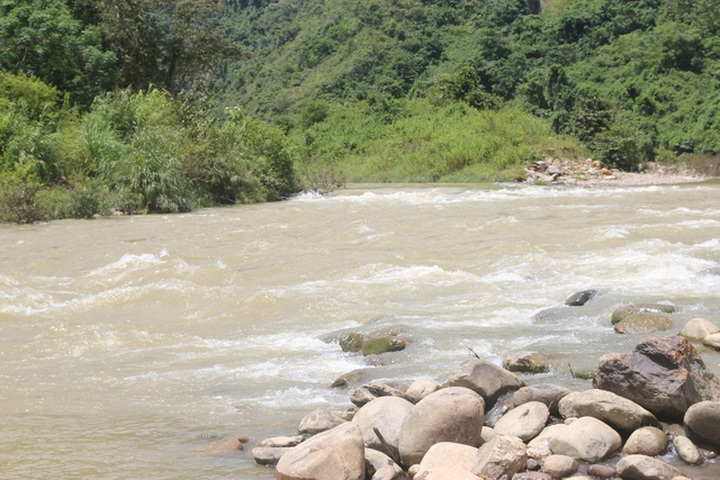 Villagers risk lives crossing stream after bridges swept away - 3