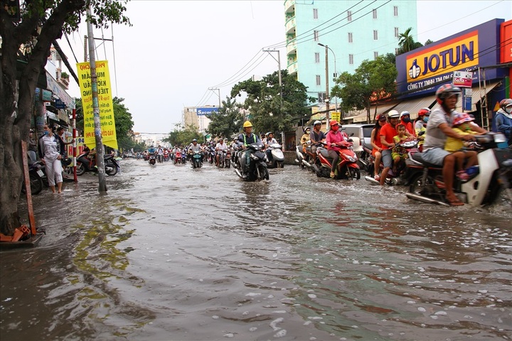 High tides submerge HCM City streets - 3