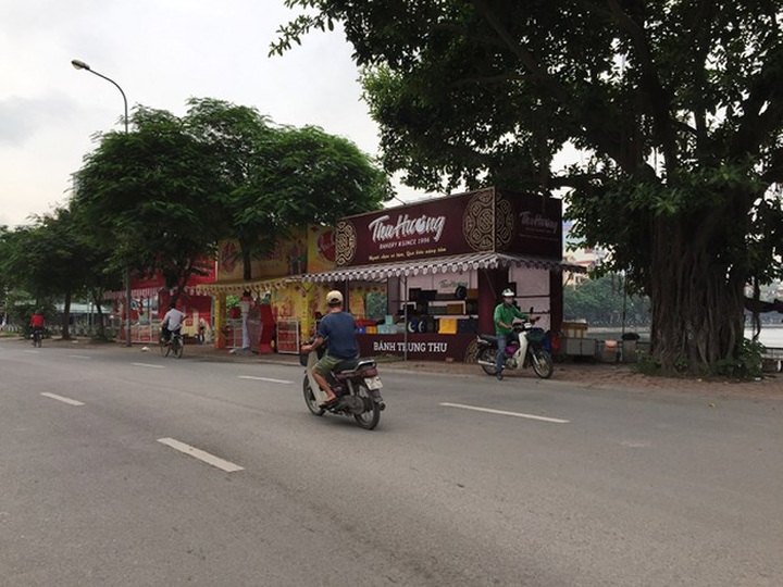 Mooncake stalls blatantly encroach on Hanoi pavements - 6