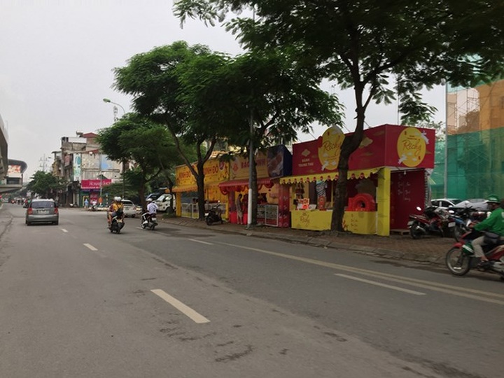 Mooncake stalls blatantly encroach on Hanoi pavements - 5