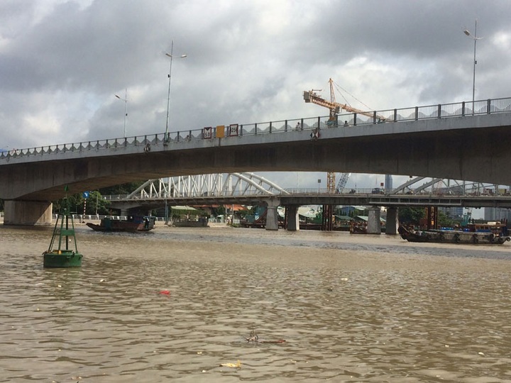 500-tonne barge sinks on Saigon River - 1