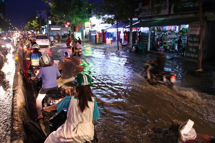High tides submerge HCM City streets - 5