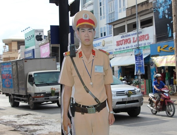 Dummy cops help solve traffic problems in Can Tho - 1