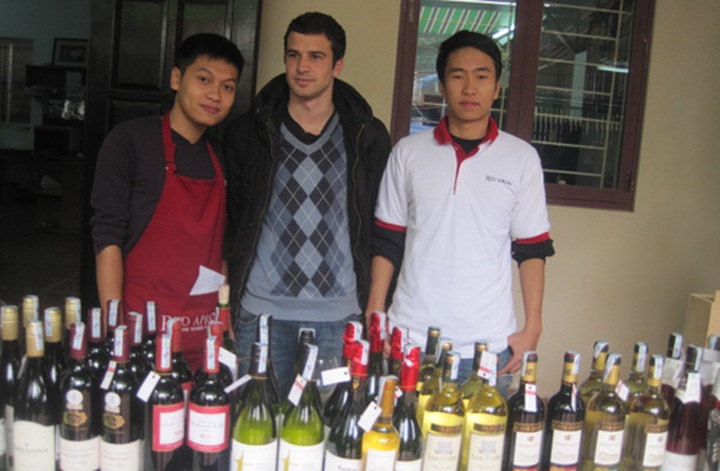 A unique market finds home in Hanoi - 2