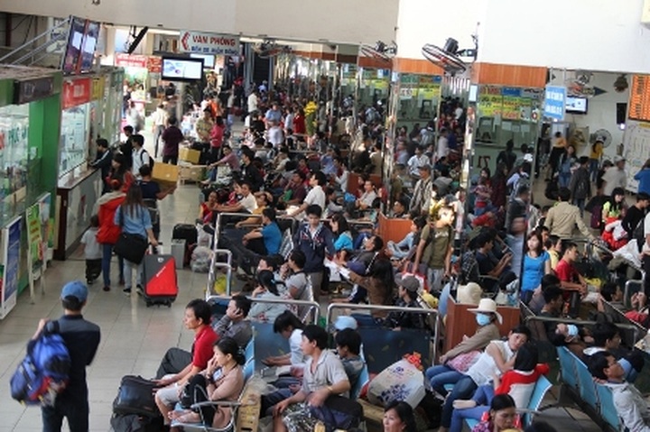 HCM City residents flock to visit home on Tet - 1