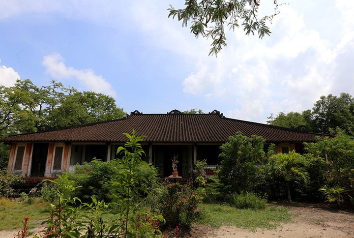 Old house with 120 wooden pillars in Long An - 1