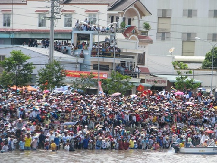 Thousands attend traditional Khmer festival in Soc Trang - 1