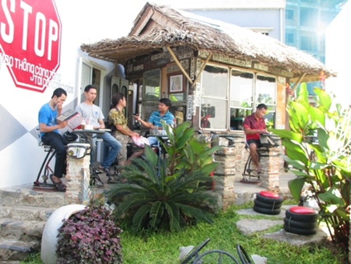 Danang cafe sends message about traffic culture - 1