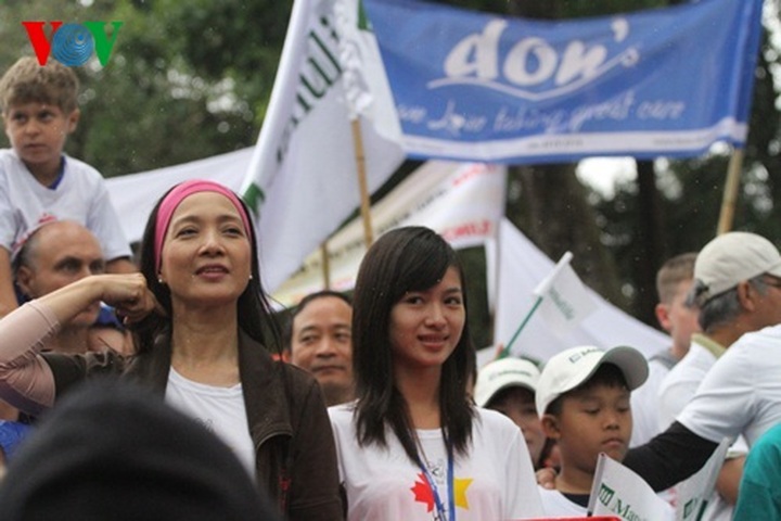 Thousands of people join Hanoi Run For Children 2014 - 7