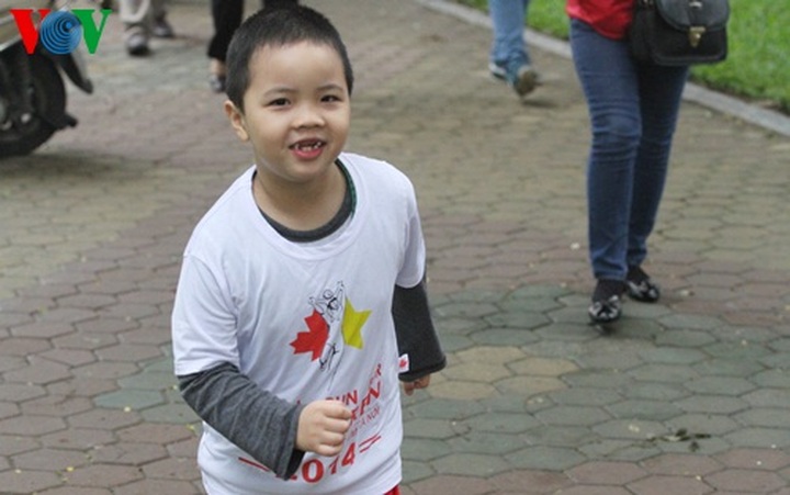 Thousands of people join Hanoi Run For Children 2014 - 4