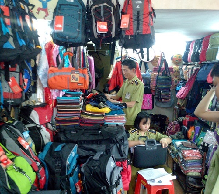 Shops in Hanoi sell fake products to foreigners - 1 Shops in Hanoi sell fake products to foreigners - 1