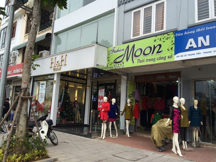 Shop owners abandon identical signboards - 6