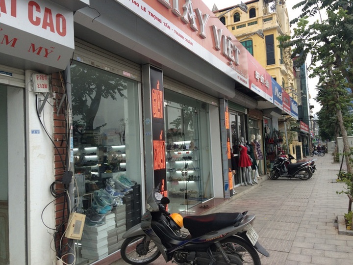 Shop owners abandon identical signboards - 7