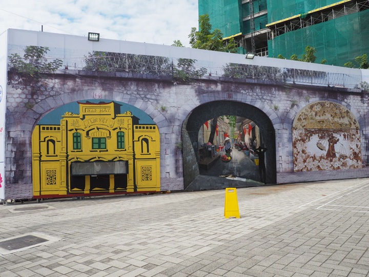 Hanoi rail viaduct decorated with colourful paintings - 4