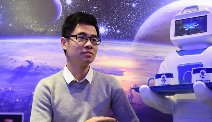 Made-in-Vietnam robot used in Hanoi coffee shop - 6