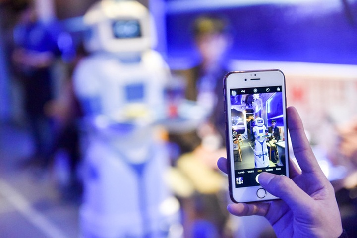 Made-in-Vietnam robot used in Hanoi coffee shop - 9