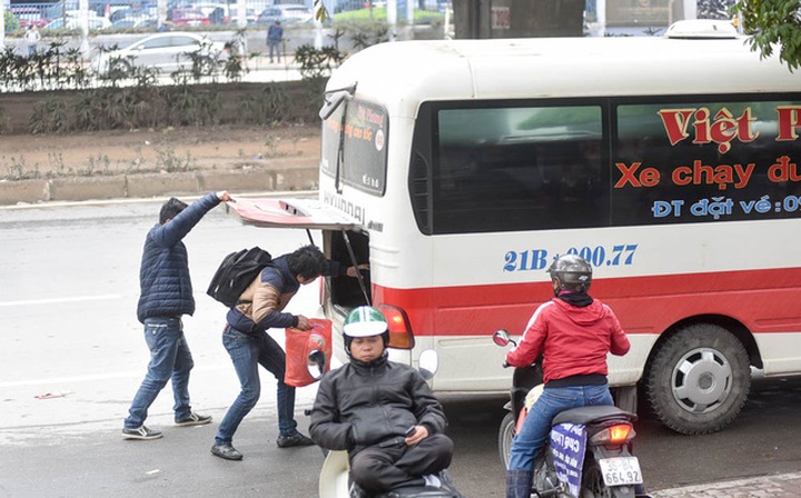 ‘Snail coaches’ clog Hanoi before Tet - 2 ‘Snail coaches’ clog Hanoi before Tet - 2