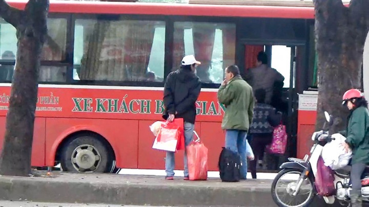 ‘Snail coaches’ clog Hanoi before Tet - 7 ‘Snail coaches’ clog Hanoi before Tet - 7