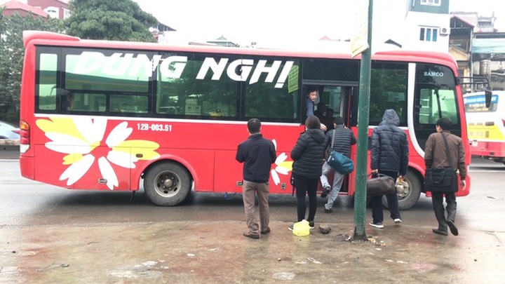 ‘Snail coaches’ clog Hanoi before Tet - 8 ‘Snail coaches’ clog Hanoi before Tet - 8