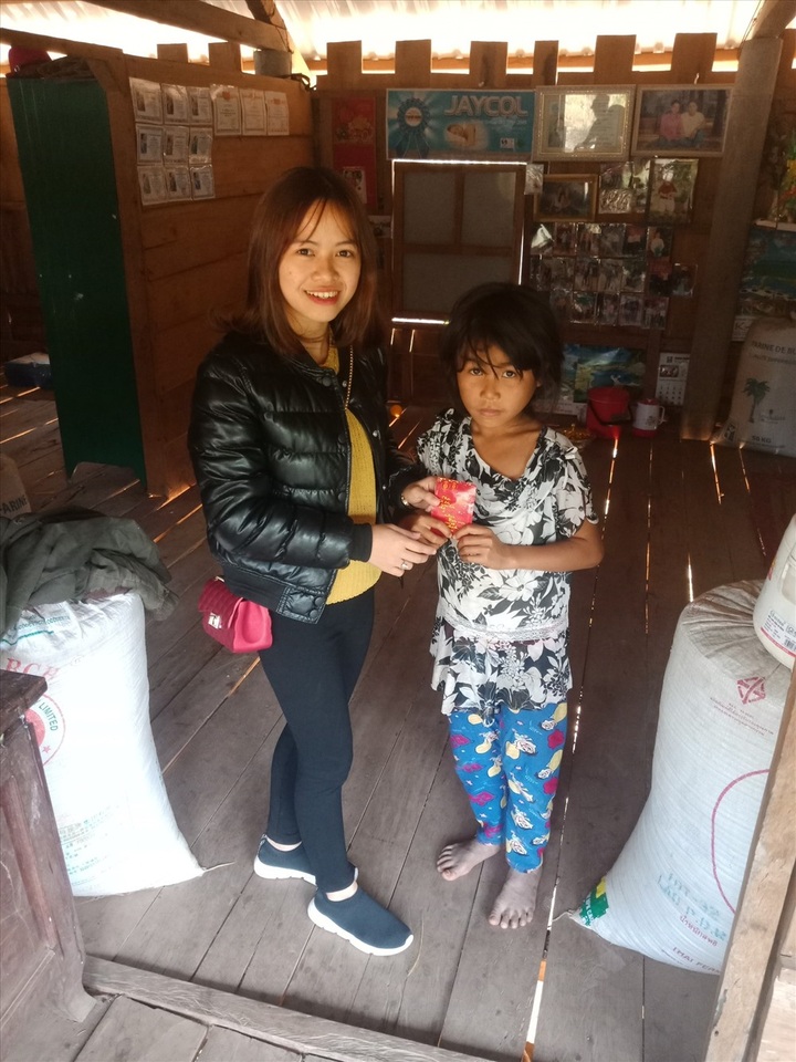 Quang Tri teachers encourage pupils with lucky money to go to school - 2