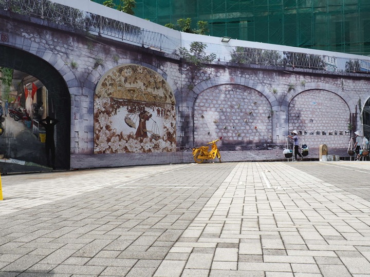 Hanoi rail viaduct decorated with colourful paintings - 3
