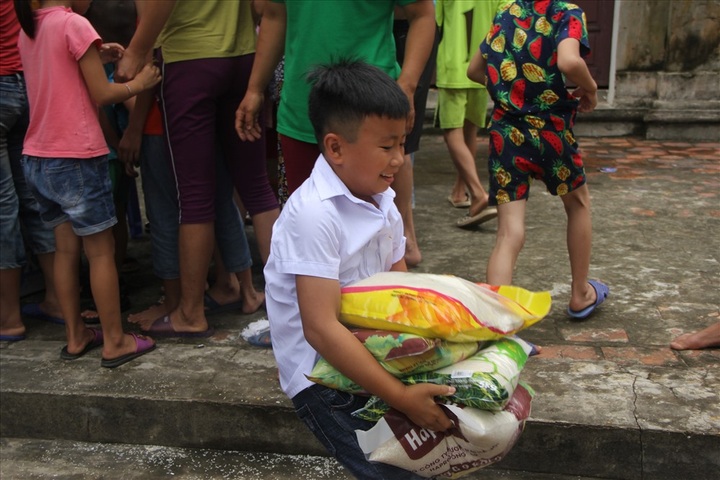 Residents in Hanoi’s flooded areas receive donations - 6 Residents in Hanoi’s flooded areas receive donations - 6