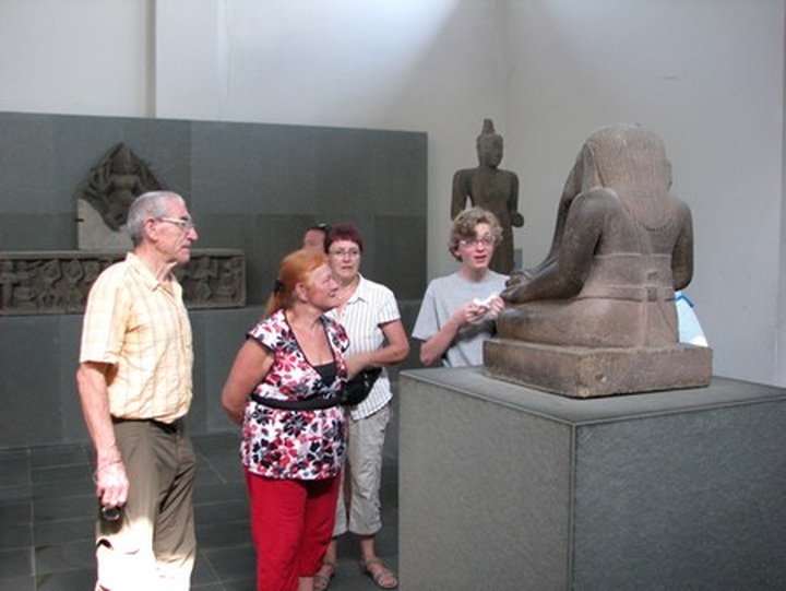 Crime report hotline provided for foreigners in Danang - 1