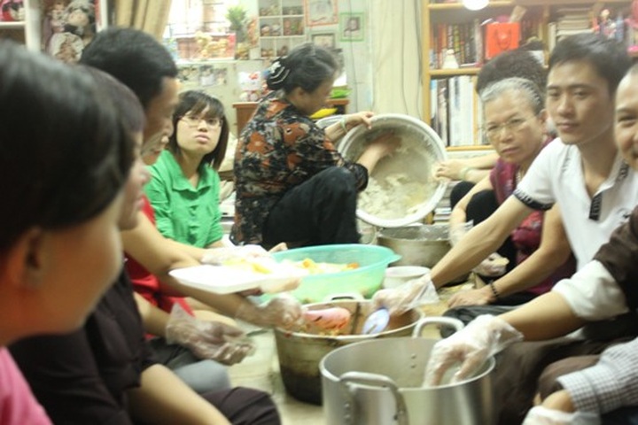 Youths deliver free vegetarian meals to hospitals - 1