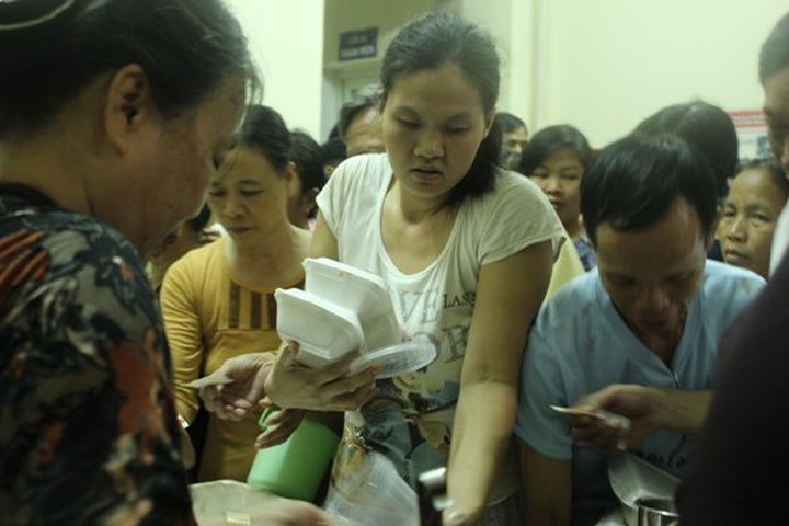 Youths deliver free vegetarian meals to hospitals - 2