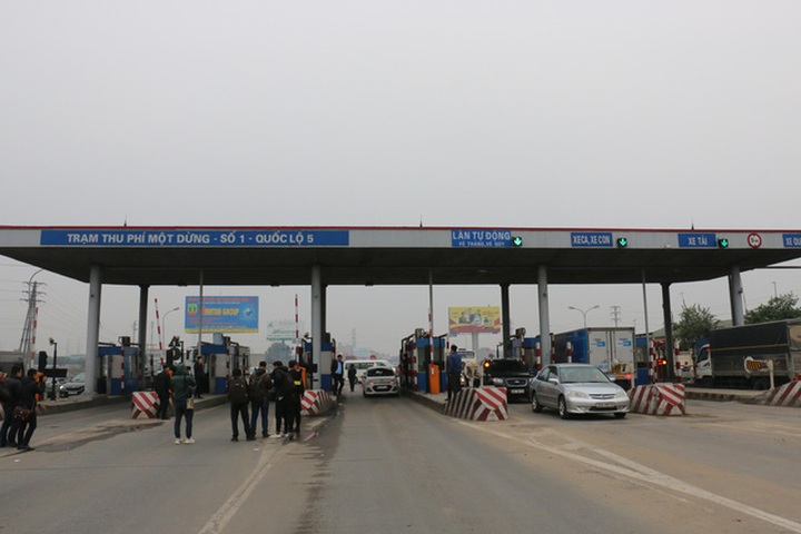 Drivers use small change to protest over tollgate - 1