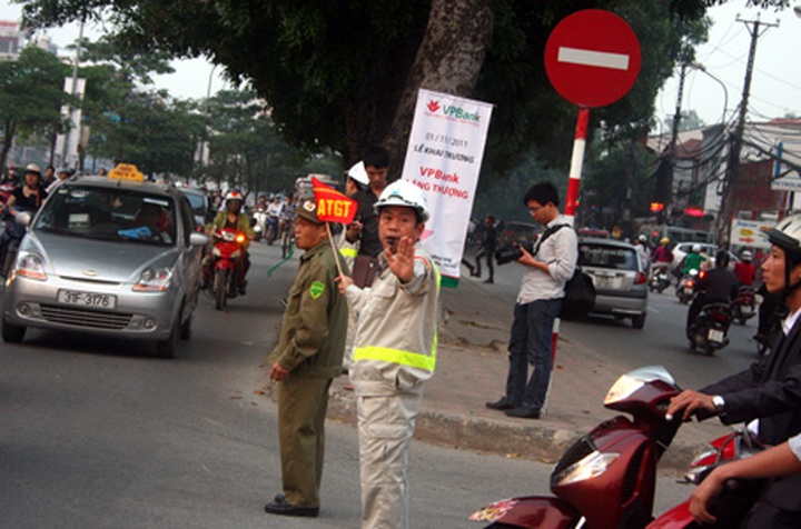 Expert claims Hanoi is capable of curbing traffic congestion - 1