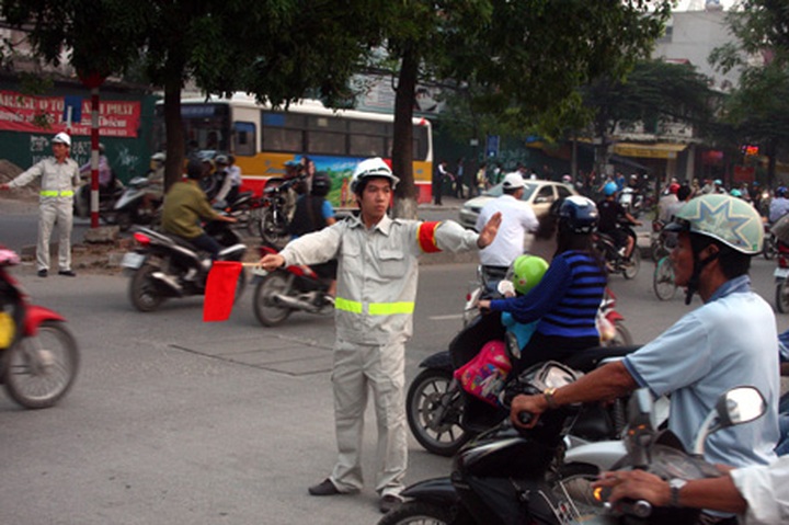 Expert claims Hanoi is capable of curbing traffic congestion - 2