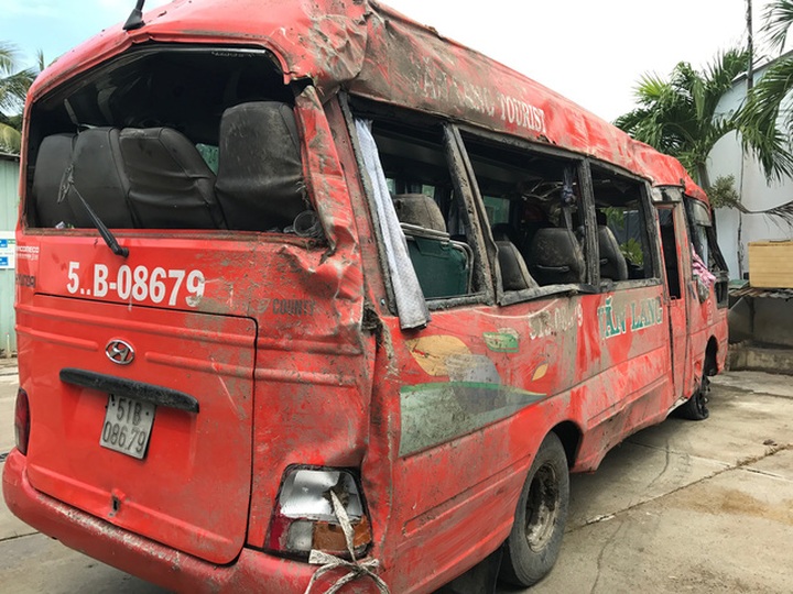 Two killed after passenger bus loses control - 1