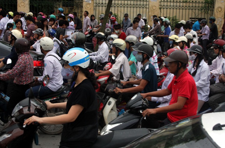 Students flock to Hanoi for entrance exams causing traffic jams - 4 Students flock to Hanoi for entrance exams causing traffic jams - 4
