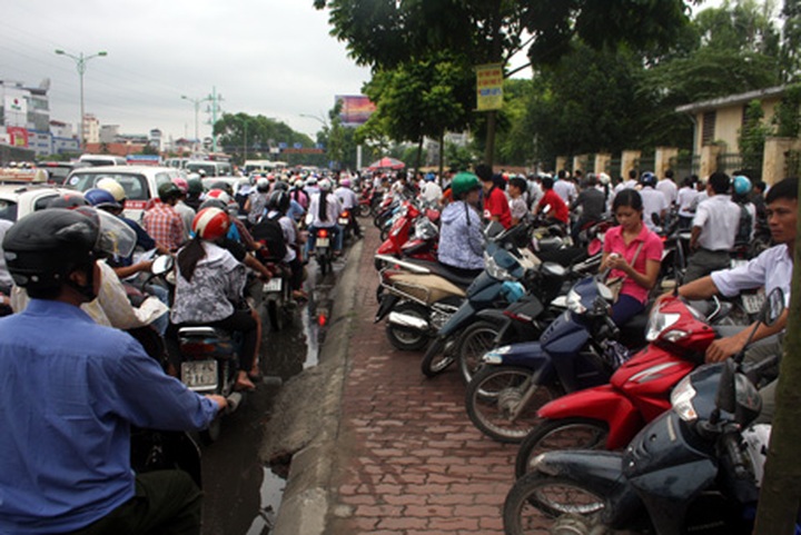 Students flock to Hanoi for entrance exams causing traffic jams - 6 Students flock to Hanoi for entrance exams causing traffic jams - 6