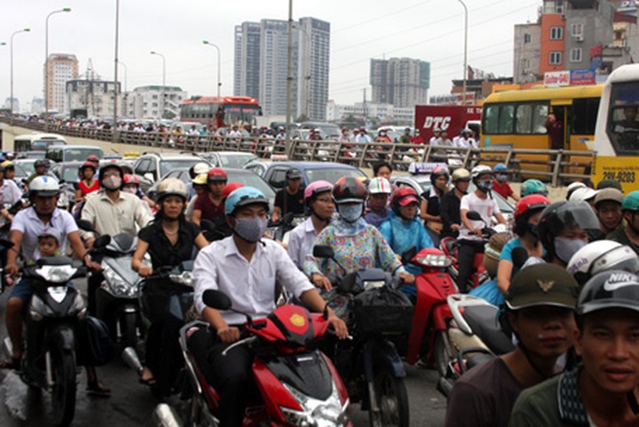 Students flock to Hanoi for entrance exams causing traffic jams - 1 Students flock to Hanoi for entrance exams causing traffic jams - 1