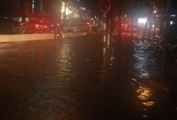 Heavy rains cause flooding in Hanoi - 1