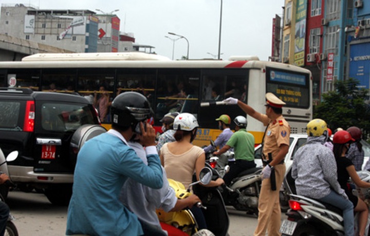 Students flock to Hanoi for entrance exams causing traffic jams - 7 Students flock to Hanoi for entrance exams causing traffic jams - 7