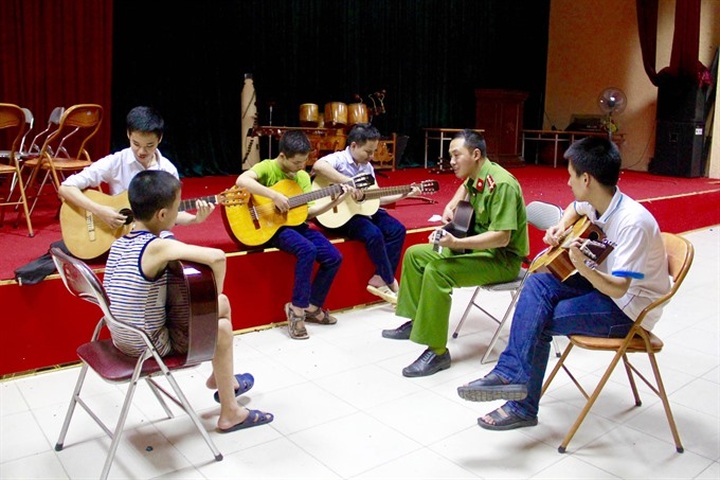 Policeman brings music to blind students - 1