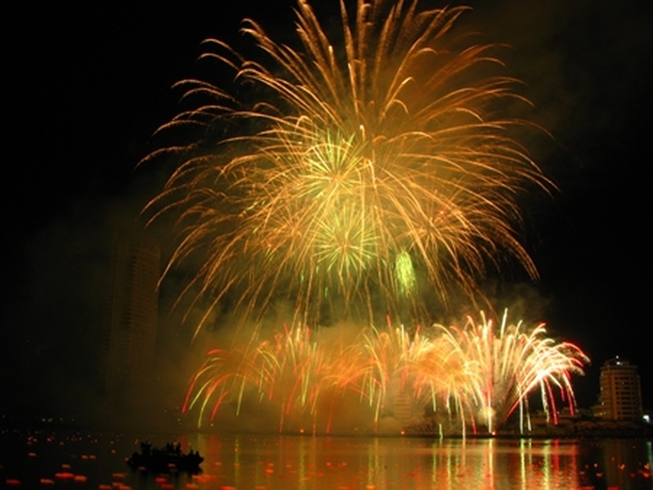 International fireworks performance lights up Da Nang - 2