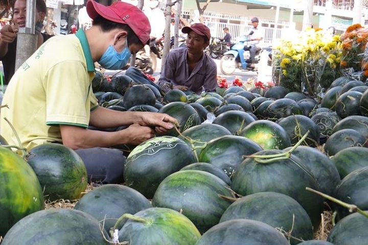 Watermelon carving service earns big money on Tet - 2